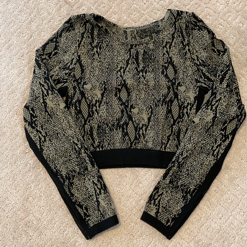 Fabletics cropped long sleeve shirt